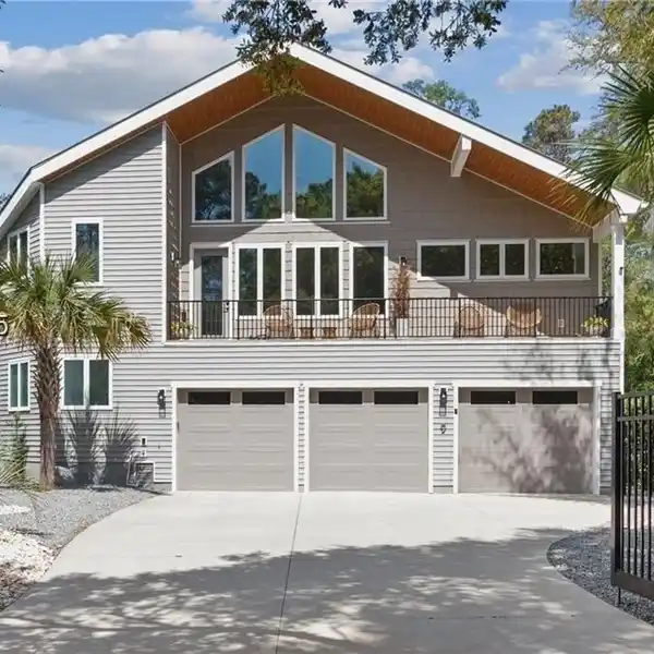 STUNNING CUSTOM-BUILT OPEN PLAN HOME