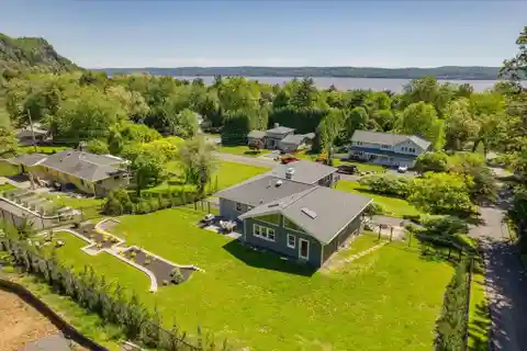 Light-Filled Modern Escape Near the Hudson