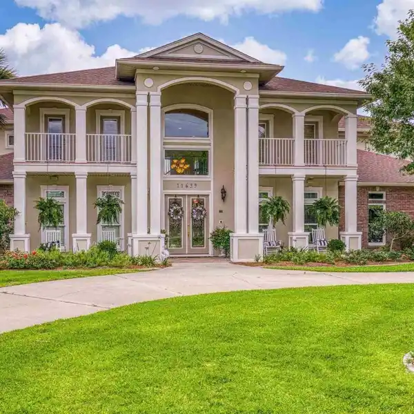 STUNNING WATERFRONT ESTATE