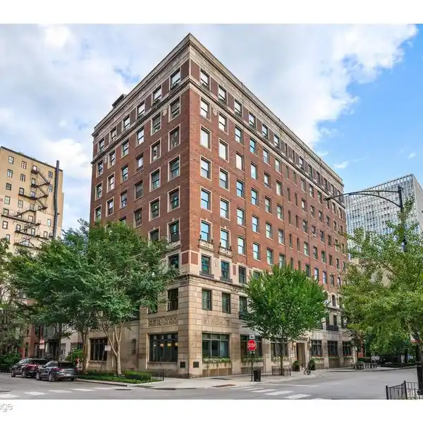 EXTRAORDINARY TOP-FLOOR RESIDENCE