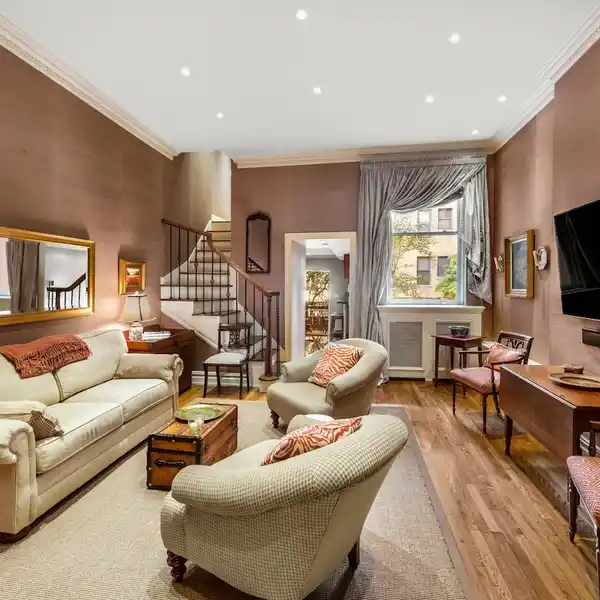 DUPLEX APARTMENT ON A TRANQUIL BLOCK