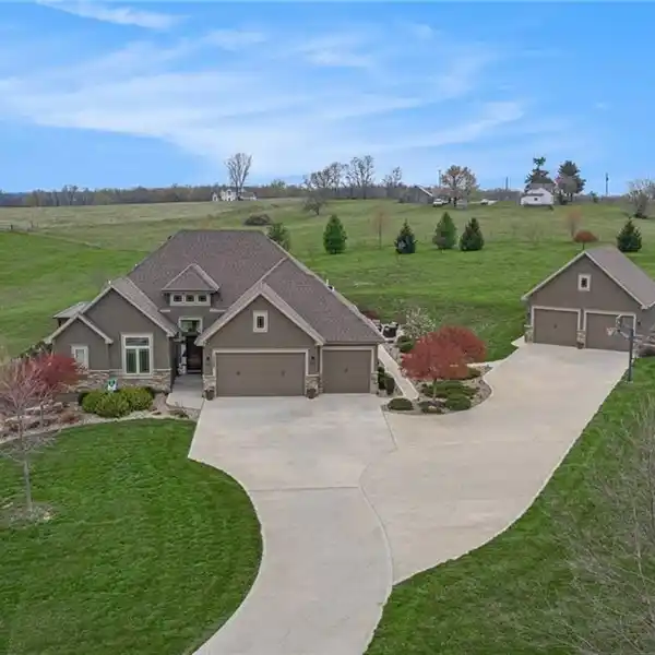 CUSTOM RETREAT IN THE PRESTIGIOUS BLUFFS AT WHISKEY RIDGE