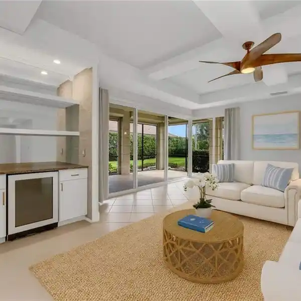 FIRST FLOOR COACH HOME IN PRESTIGIOUS VINEYARDS