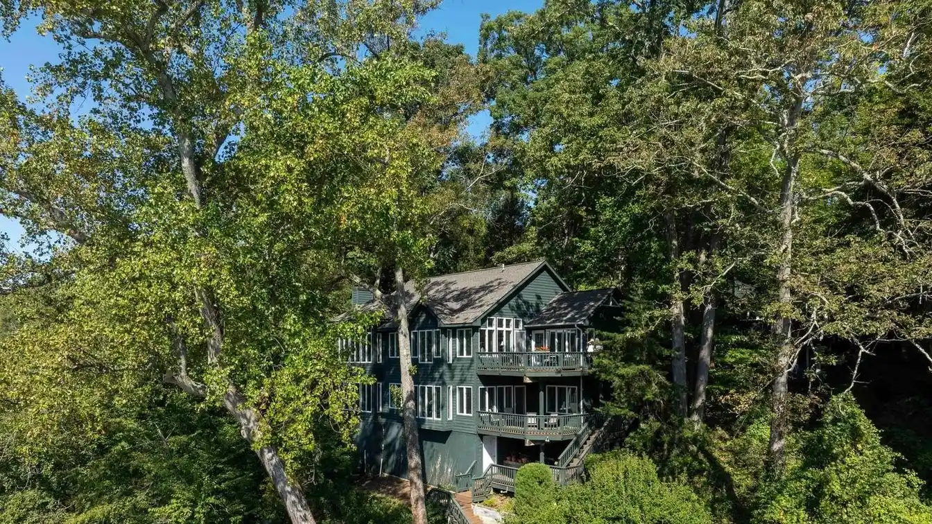 Spacious Waterfront Retreat