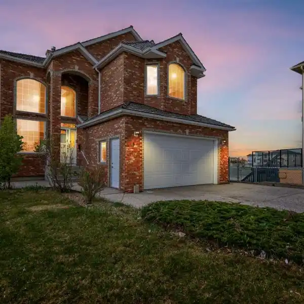 THE BRICK HOUSE ON THE LAKE