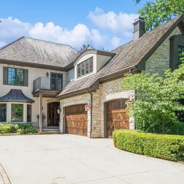 ARCHITECTURAL BEAUTY ON A MAGNIFICENT STREET