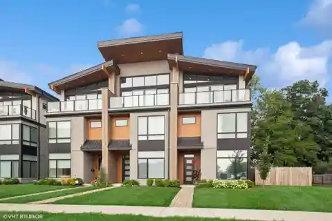 Elmhurst Townhome with Rooftop Terrace Views