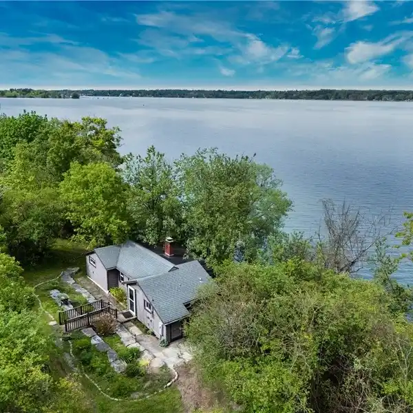 PRIVATE LAKESIDE RETREAT