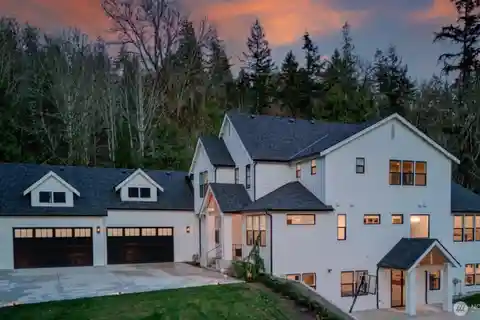 Luxurious Tranquility on the Edge of Grand Ridge Park