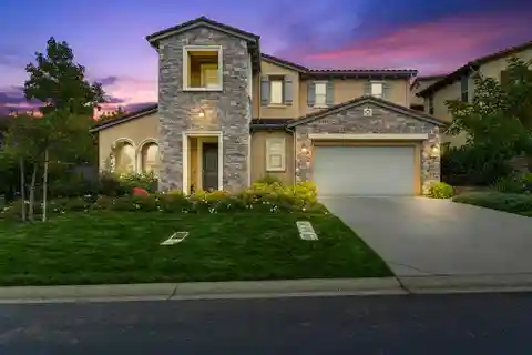 Elegant Residence in Serrano Golf & Country Club