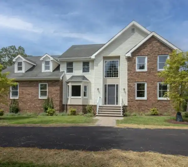 ELEGANT HOME BACKING PRESERVED PARKLAND