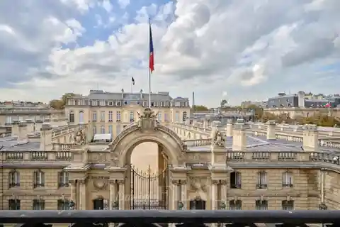 Sunlit Apartment Opposite Elysée