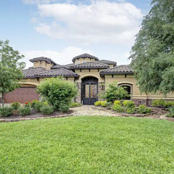 REMARKABLE HOME SITUATED ON LAKE PALOMA