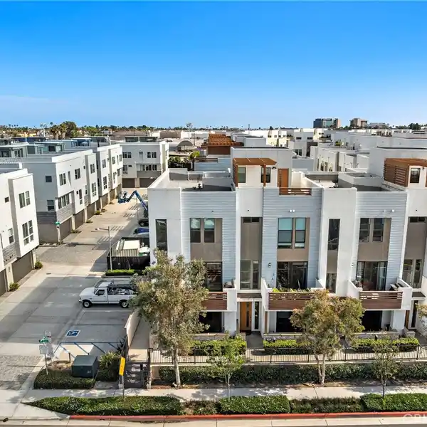 CONVENIENT CONTEMPORARY LIVING