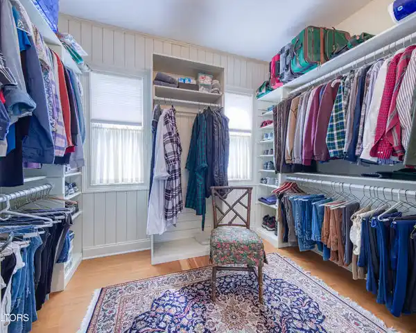 CUSTOM LAKEVIEW RETREAT WITH MOUNTAIN VISTAS