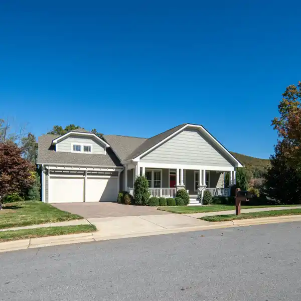 BEAUTIFULLY APPOINTED LIKE-NEW COTTAGE