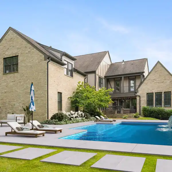 PRIVACY AND LUXURY ON A PEACEFUL CUL-DE-SAC
