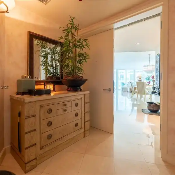 ELEGANT CORNER CONDO WITH SWEEPING BAY VIEWS