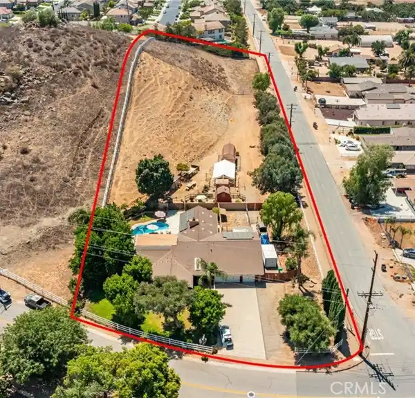 EQUESTRIAN PARADISE ON TWO PREMIUM ACRES