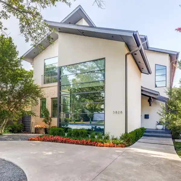 MODERN STUNNER IN IDEAL LOCATION