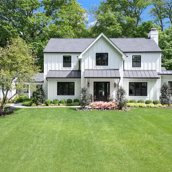 GORGEOUS MODERN FARMHOUSE ON 2.75 ACRES