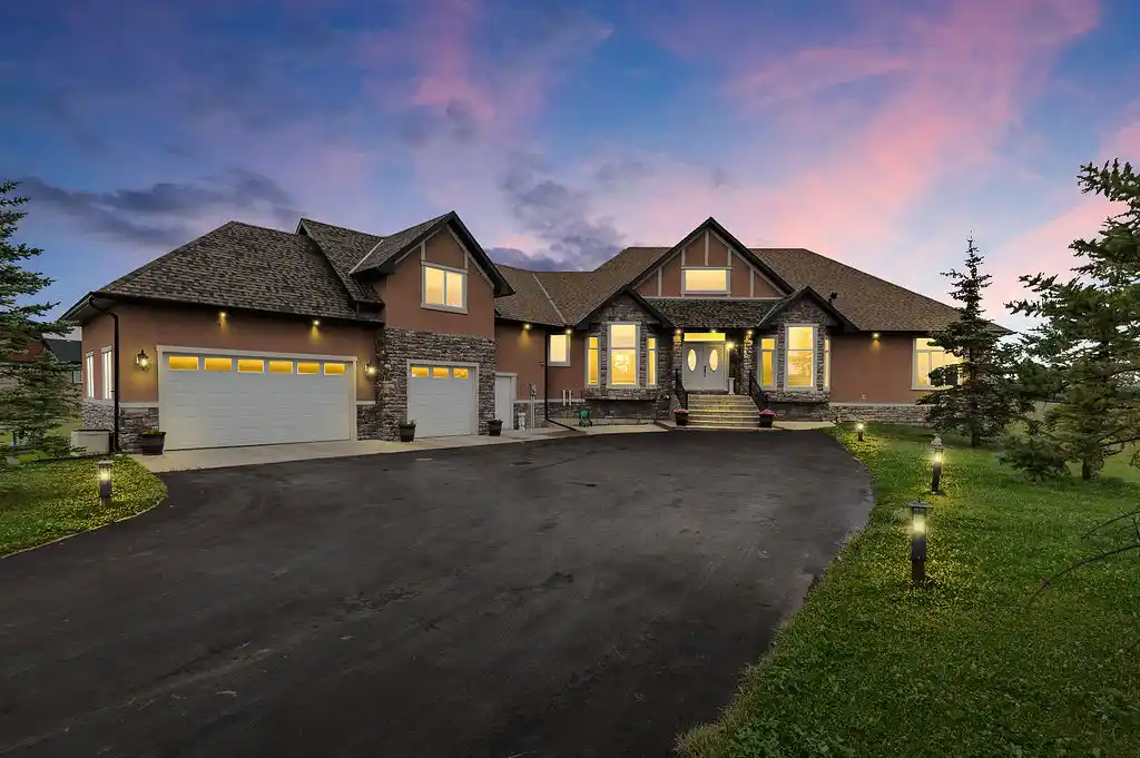 Luxury Country Living 10 Minutes from Calgary