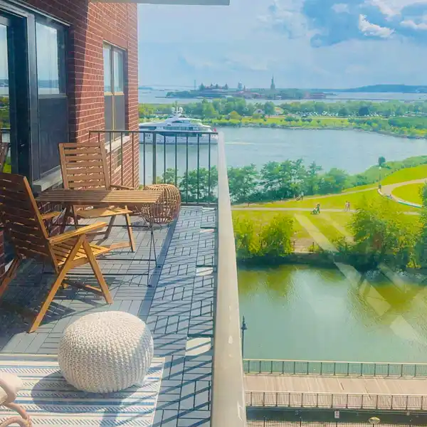 SUN-FILLED LUXURY HOME AT CLERMONT COVE