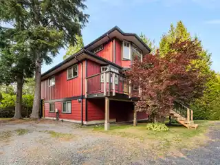 Two Beautifully Maintained Homes in Brackendale