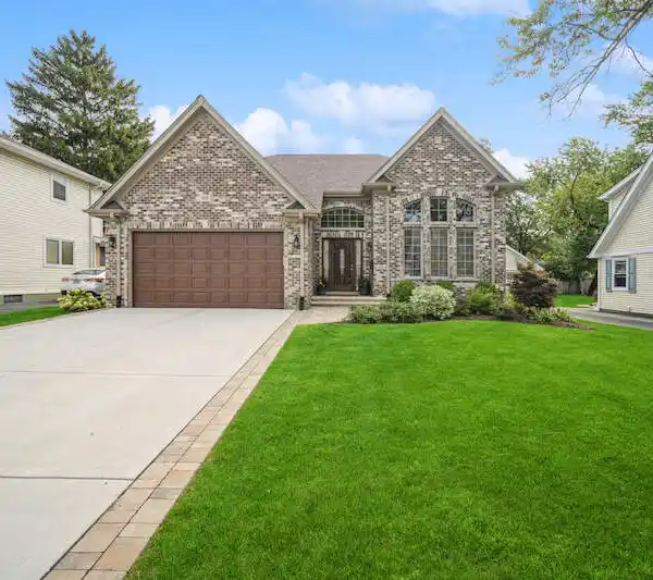TIMELESS RESIDENCE WITH SOPHISTICATED ARCHITECTURAL FLOW