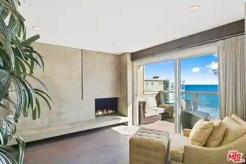 Beautifully Renovated Ocean-view Residence at the Malibu