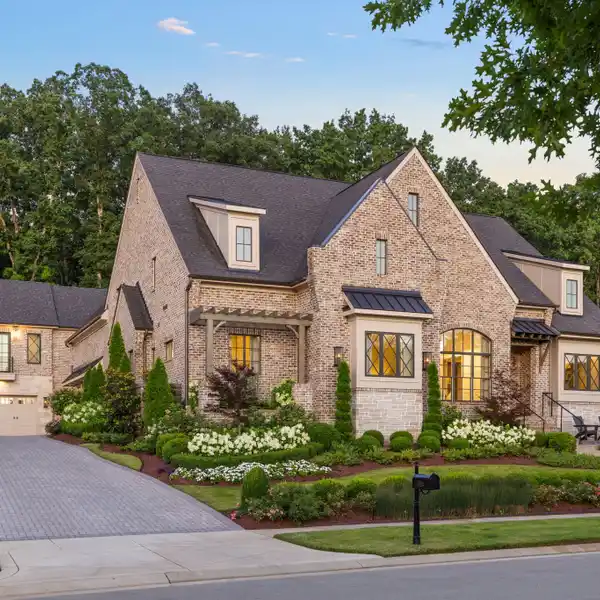 METICULOUSLY DESIGNED ESTATE IN THE GROVE