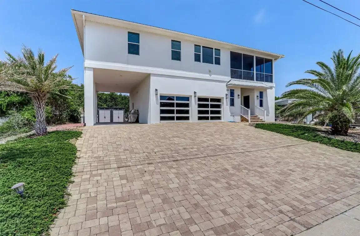 Low-maintenance Furnished Home Steps to the Beach