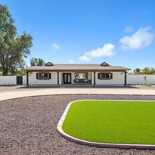 UNIQUE PEORIA OASIS