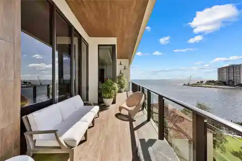 Unique Penthouse in Exclusive Glencoe