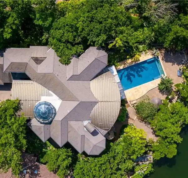 A LAKEFRONT WORK OF ART