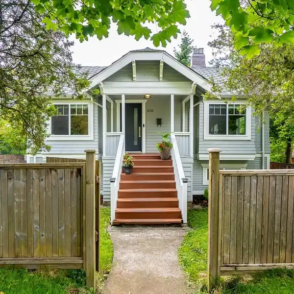 PERFECT FAMILY HOME IN A BEAUTIFUL NEIGHBORHOOD