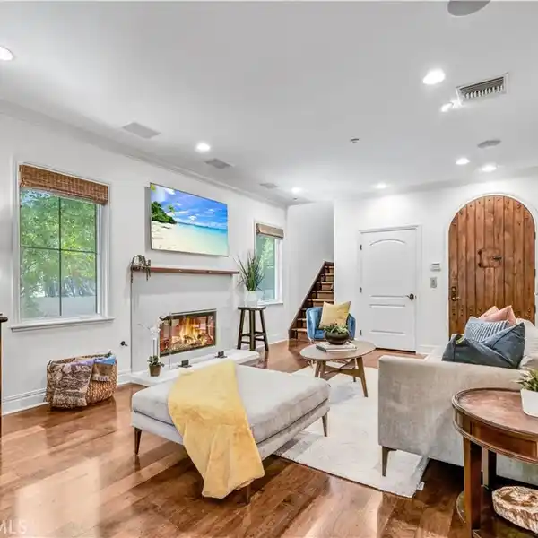 END-UNIT TOWNHOUSE-STYLE CONDO IN THE FOOTHILLS