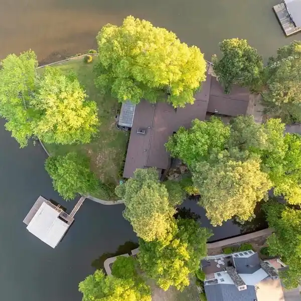 SPECTACULAR PENINSULA ESTATE WITH WATERFRONT SERENITY