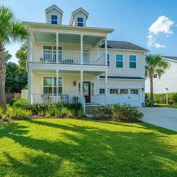 LOWCOUNTRY LIVING: DOUBLE PORCHES, LANDSCAPED YARD & RECREATION ACCESS