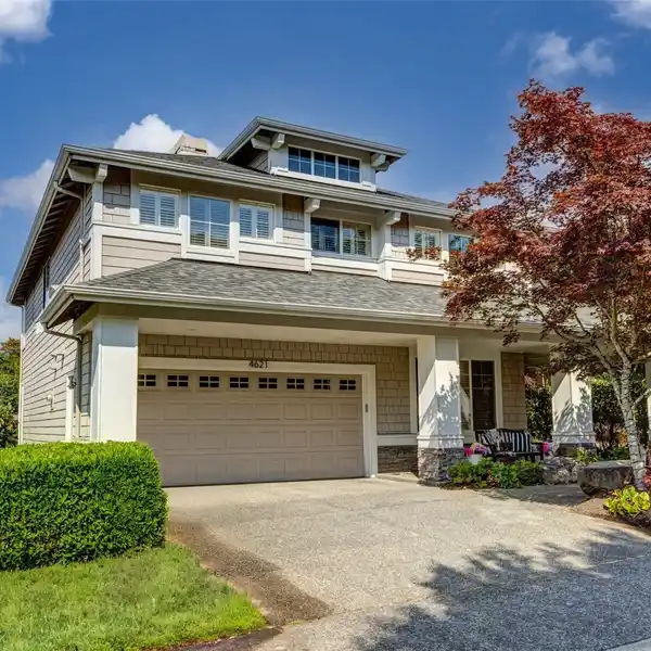 CHARMING CRAFTSMAN DESIGN MEETS MODERN COMFORT