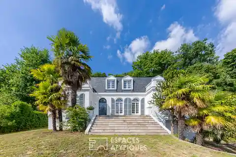 Serene Wooded Retreat with Bright, Open Interiors