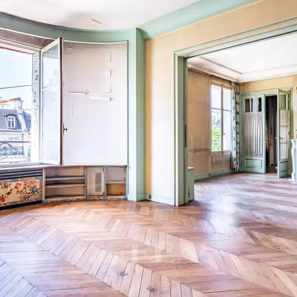 FIFTH FLOOR APARTMENT IN A BEAUTIFUL BUILDING