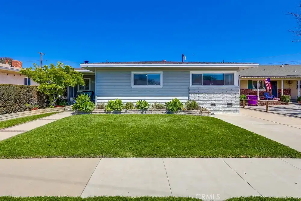 Beautifully Remodeled Residence in Long Beach Plaza