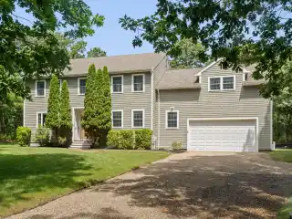 Spacious Colonial in Desirable Meadow View Farms
