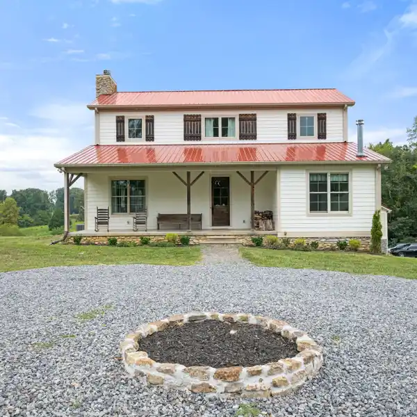 IDYLLIC FIVE-ACRE RETREAT IN LEIPERS FORK