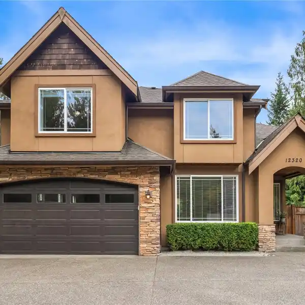 STUNNING CUSTOM-BUILT HOME IN ECHO LAKE AREA