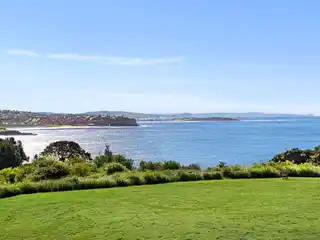 A Sanctuary of Refined Coastal Luxury