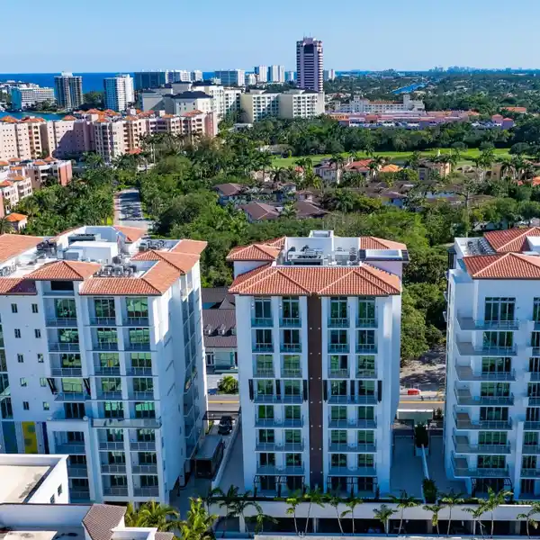 CUSTOM HALF-FLOOR RESIDENCE IN THE HEART OF DOWNTOWN
