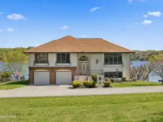 Lovely Home on the Main Channel of Fort Loudon