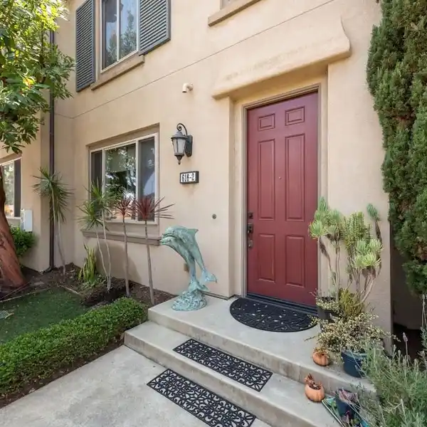 GORGEOUS WELL-APPOINTED TOWNHOME